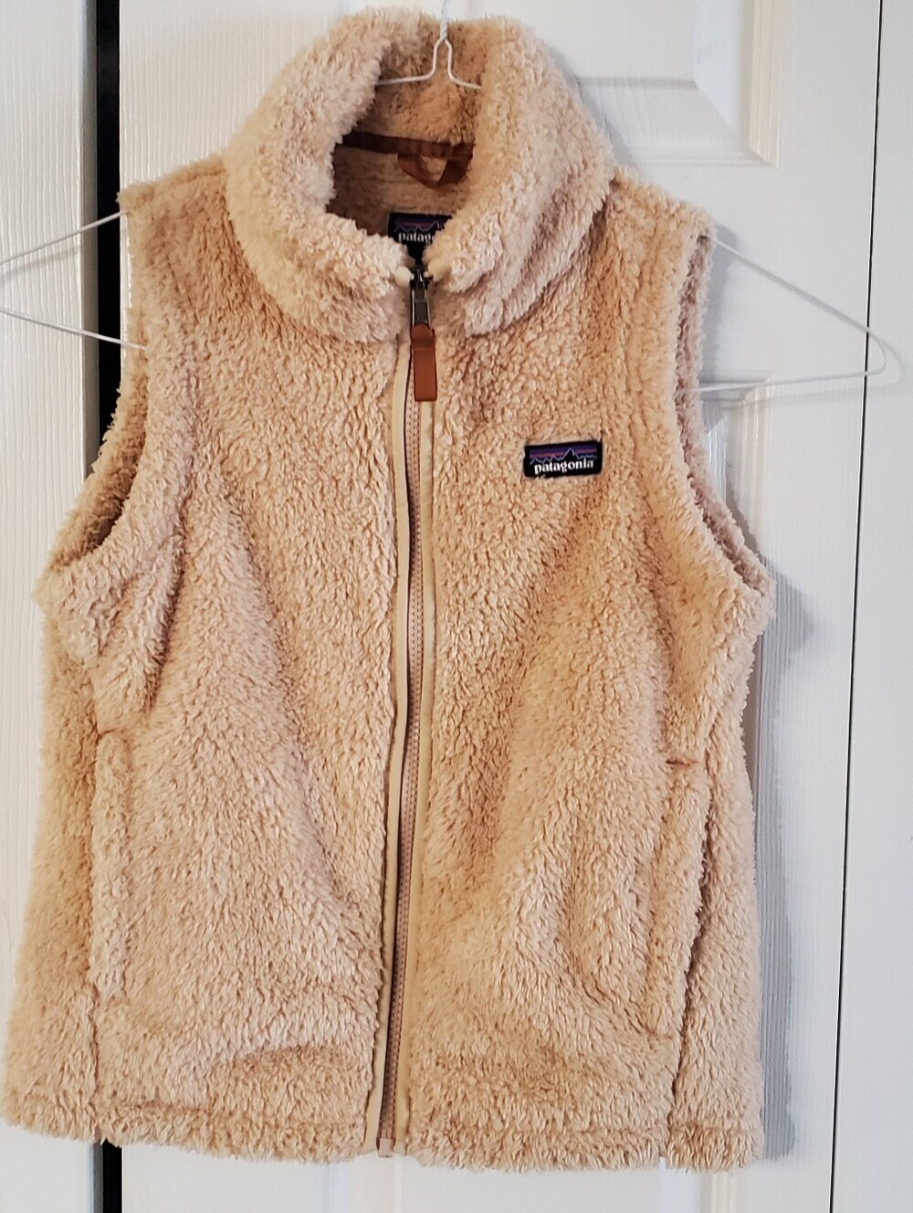 PATAGONIA GIRLS SZ MED 10. TAN FLEECE VEST